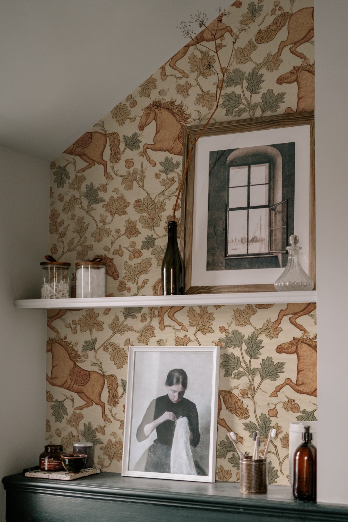 Galloping Oak wallpaper on a wall — Lifestyle 7 scene